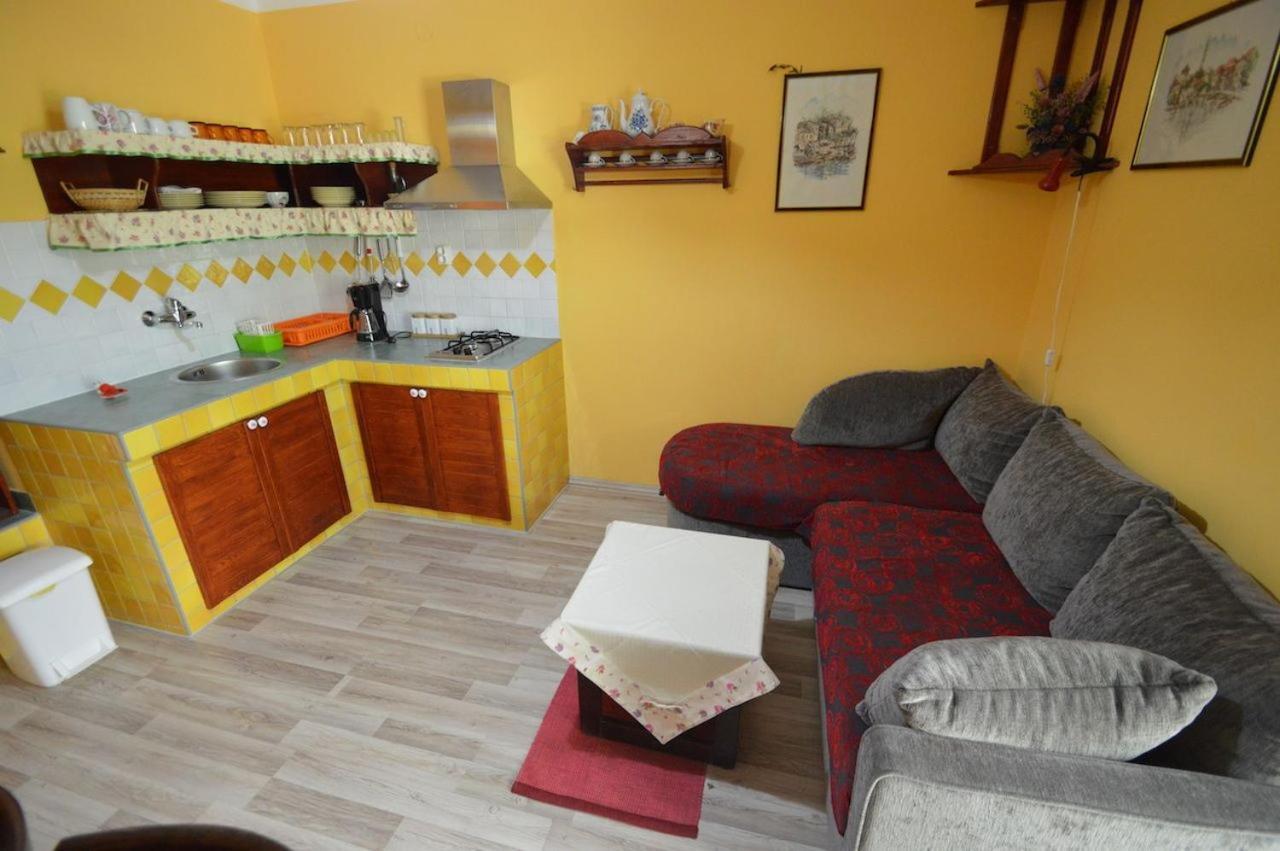 Apartments Nevenka マリ・ロシニュ エクステリア 写真